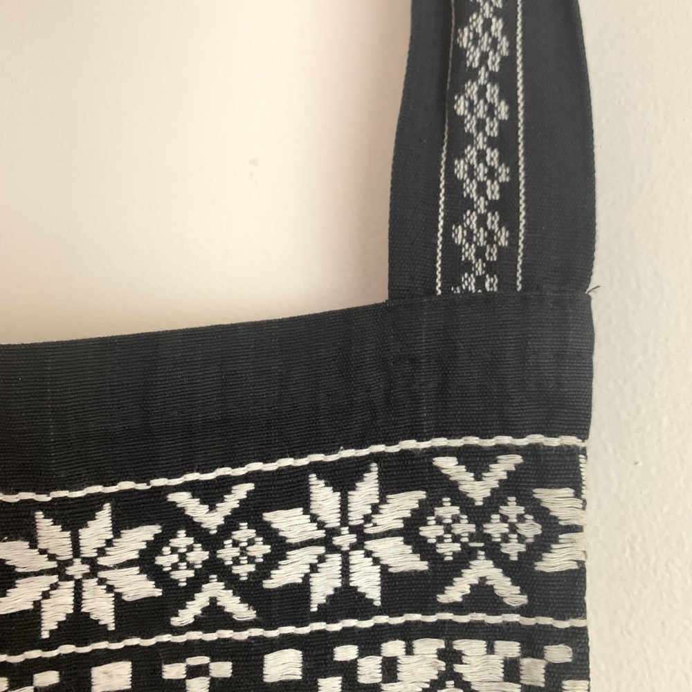 Embroidered crossbody bag w/ fringe - Picture 3 of 4